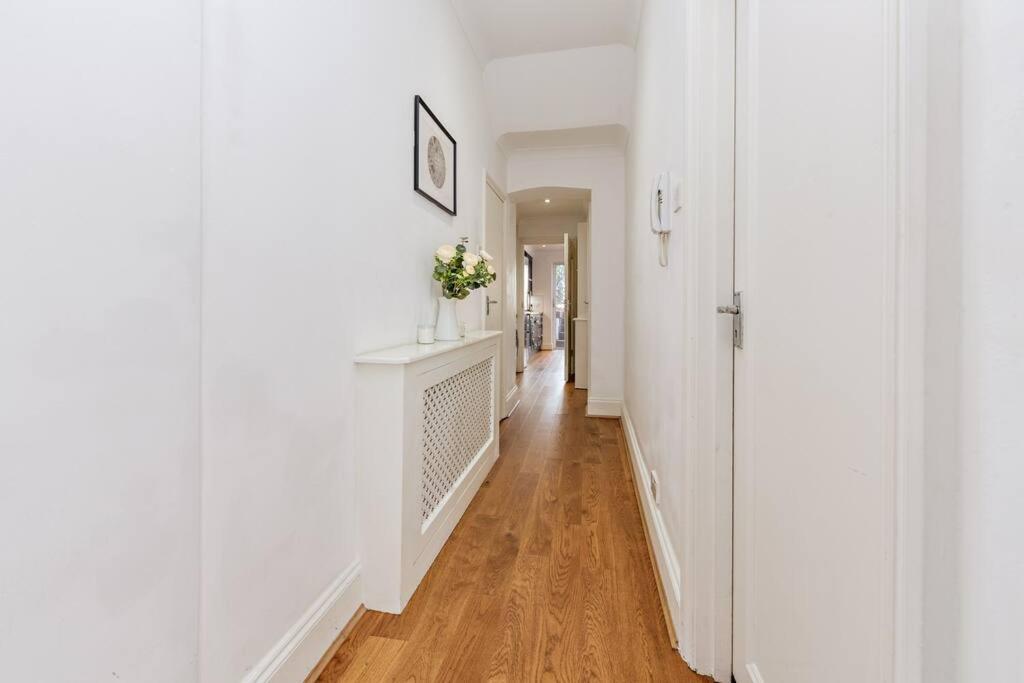 Charming Hampstead Retreat With Patio Appartement