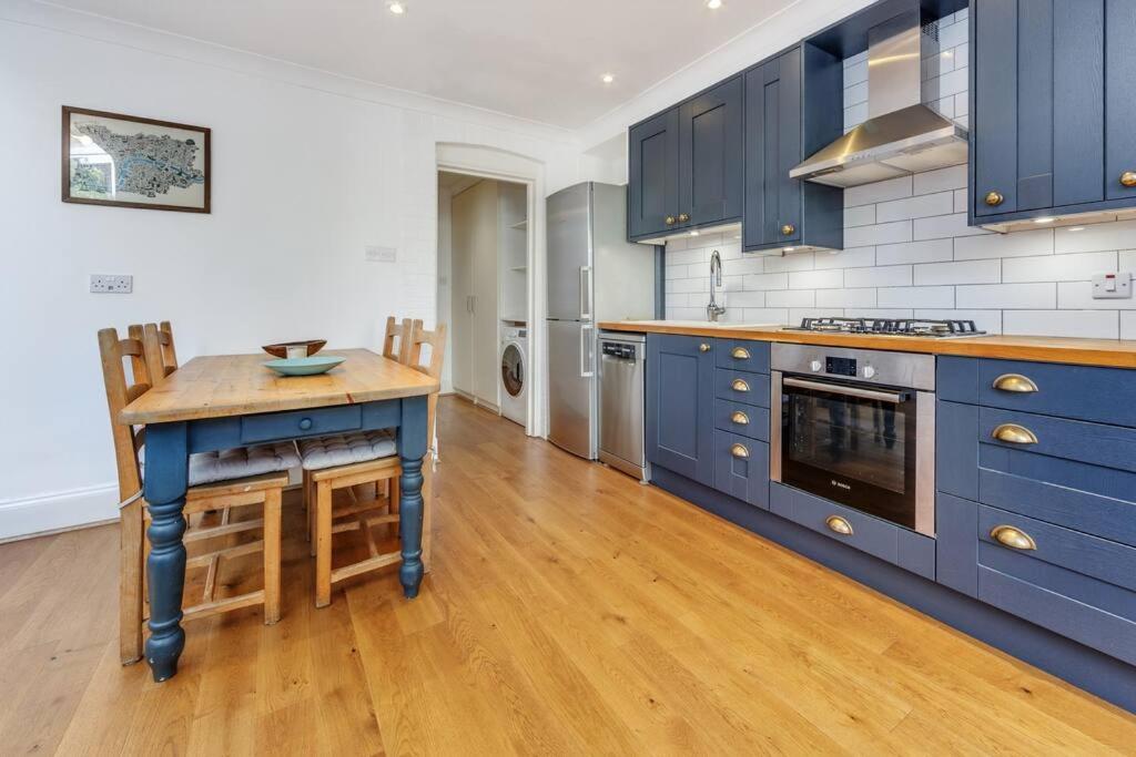 Charming Hampstead Retreat With Patio Appartement