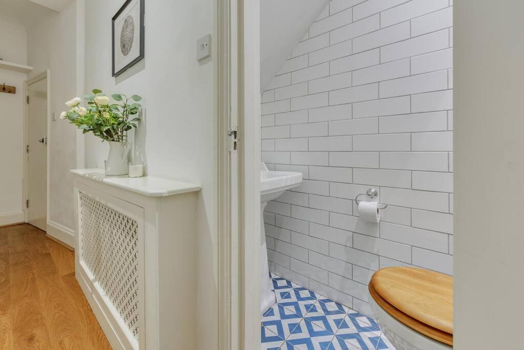 Charming Hampstead Retreat With Patio Appartement